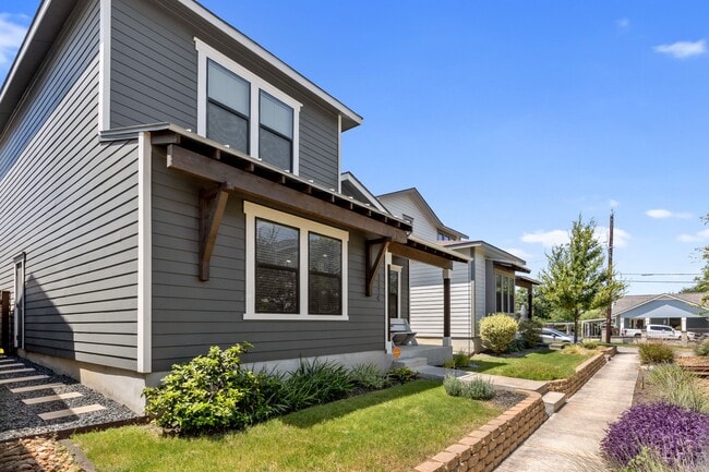 1114 N Olive St in San Antonio, TX - Building Photo - Building Photo