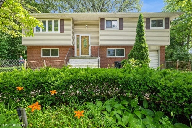 472 Essex St in West Babylon, NY - Building Photo - Building Photo