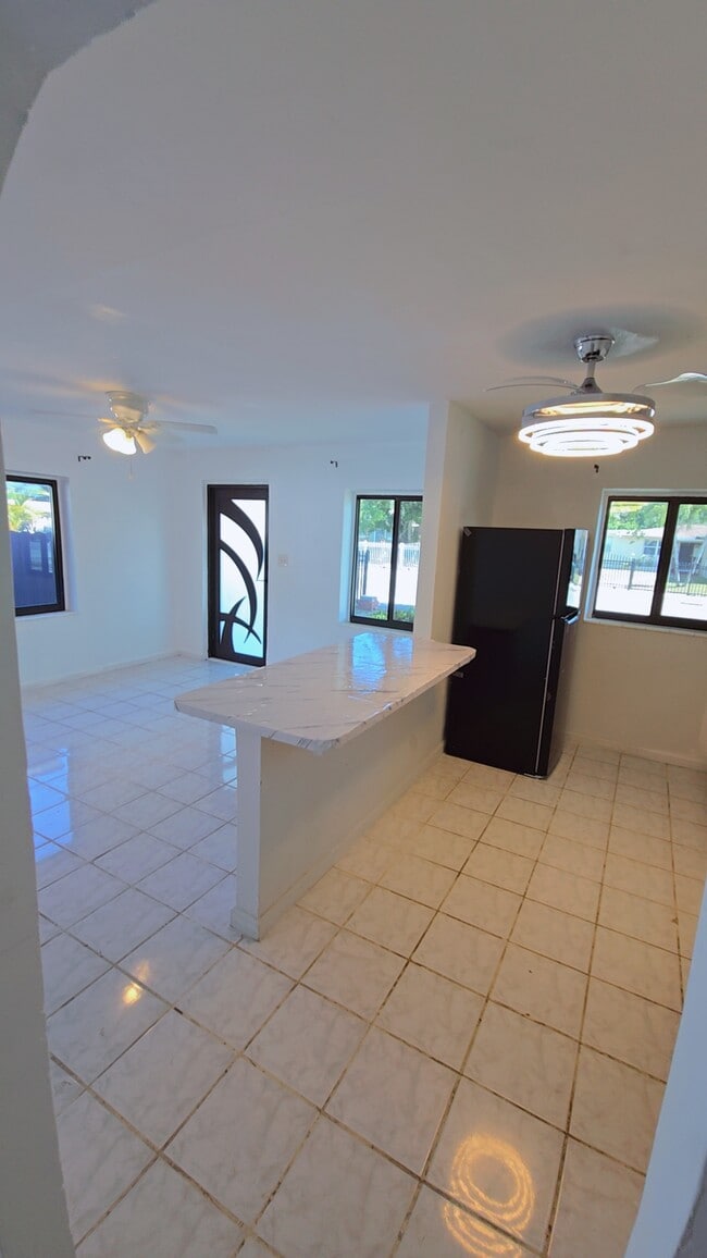 1305 NE 146th St, Unit 1305 in Miami, FL - Building Photo - Building Photo