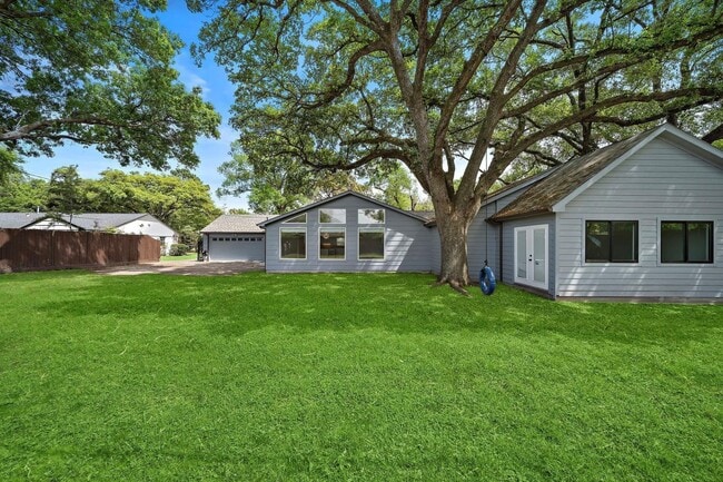 1068 Chimney Rock Rd in Houston, TX - Building Photo - Building Photo