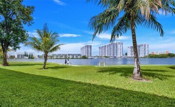 3030 Marcos Dr, Unit T302 in Aventura, FL - Building Photo - Building Photo