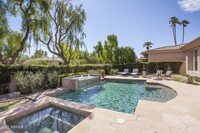 7425 E Tuckey Ln in Scottsdale, AZ - Foto de edificio - Building Photo