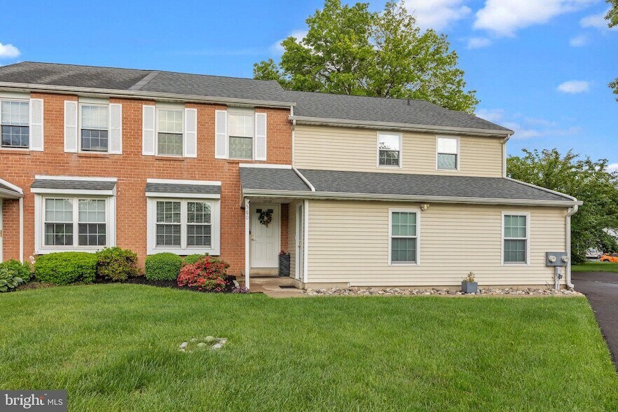 560B Thrush Ct in Yardley, PA - Building Photo