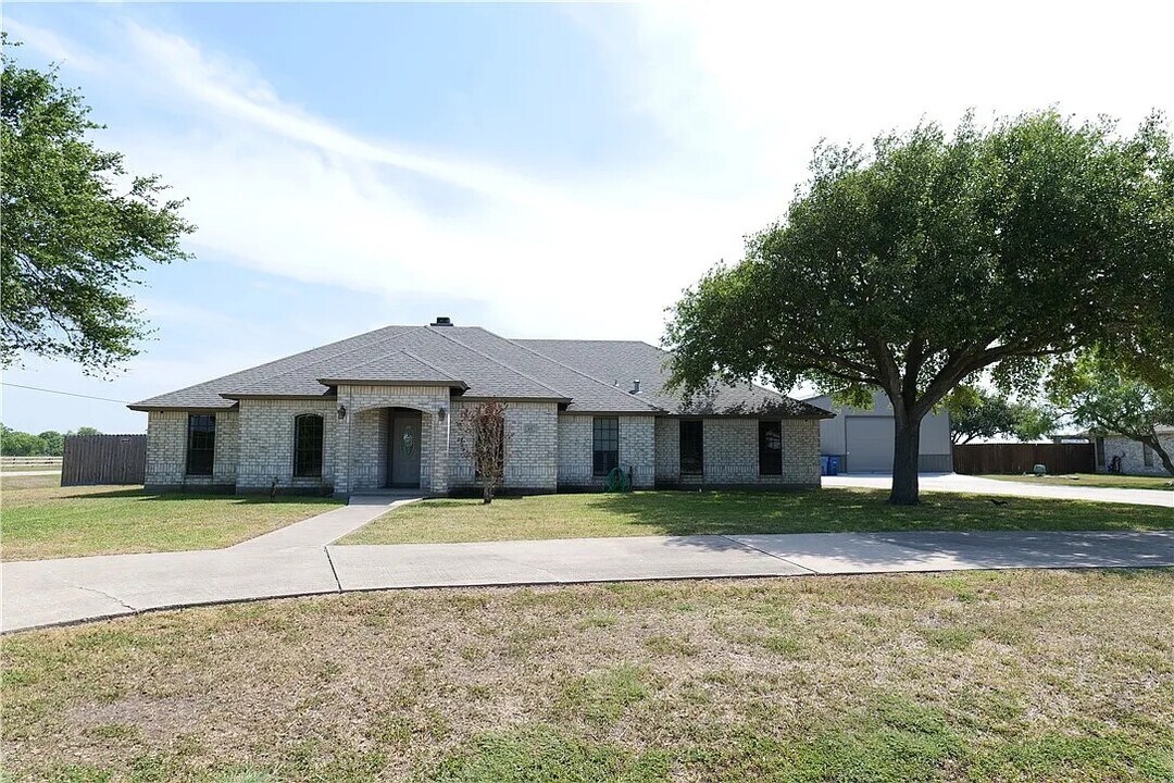 100 Lone Oak St in Portland, TX - Building Photo