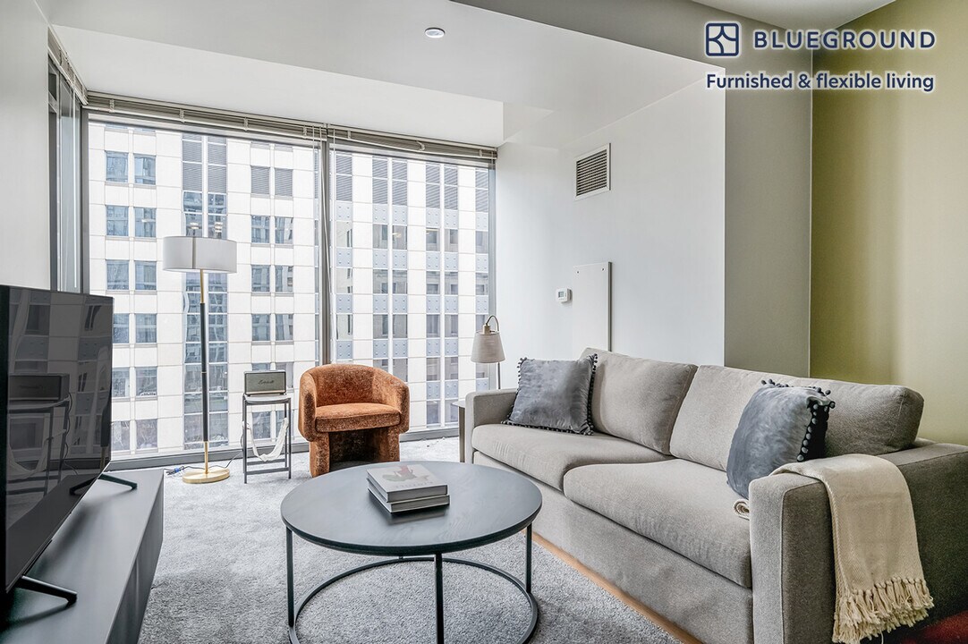 210 N Wells St in Chicago, IL - Building Photo