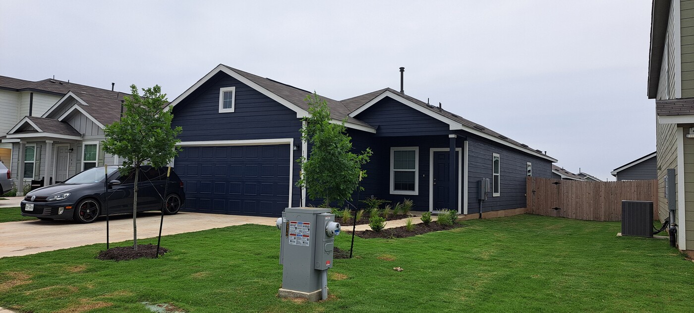 155 Gabbro Gdns in Maxwell, TX - Foto de edificio