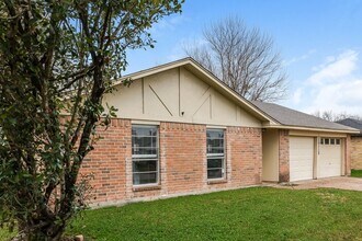20115 Woodhall Ln in Humble, TX - Foto de edificio - Building Photo