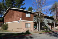 Vista Knolls Apartments in Fallbrook, CA - Building Photo - Building Photo