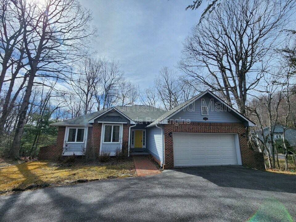 4000 Laurel Park Hwy in Laurel Park, NC - Building Photo