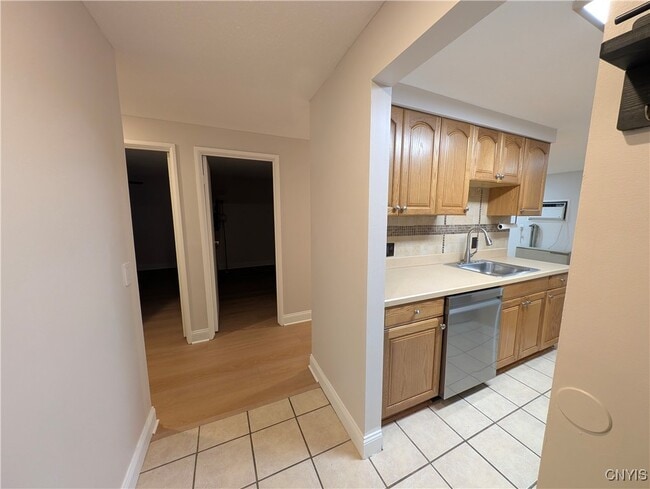 273 Watertree Dr in East Syracuse, NY - Building Photo - Building Photo