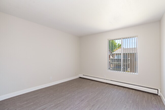Garden Village Apartments in Fremont, CA - Foto de edificio - Interior Photo