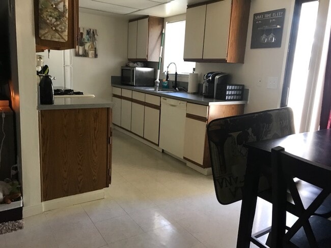 604 W Perdew Ave in Ridgecrest, CA - Building Photo - Building Photo