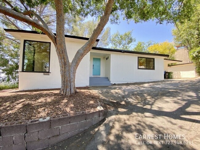 2736 Hollyridge Dr in Los Angeles, CA - Building Photo - Building Photo