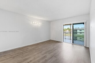 140 Lakeview Dr in Weston, FL - Building Photo - Building Photo