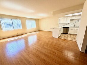 421 N Kenneth Rd, Unit 209 in Burbank, CA - Building Photo - Building Photo