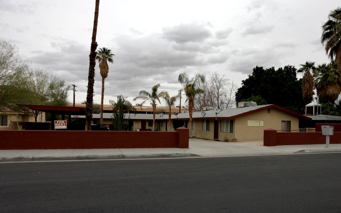 73696 Santa Rosa Way in Palm Desert, CA - Foto de edificio