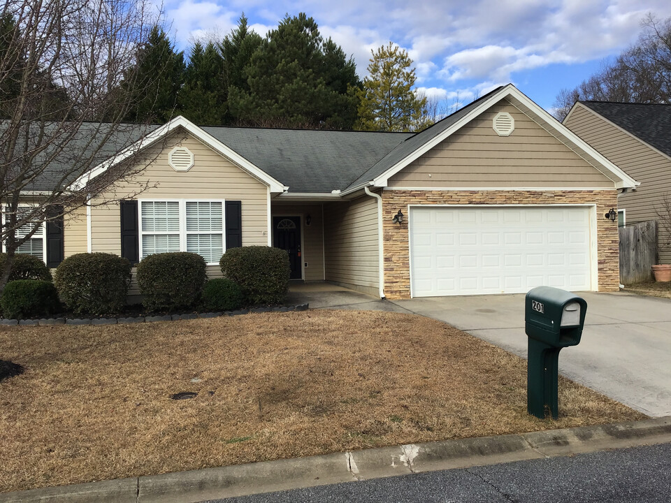 201 Cassidy Ct in Simpsonville, SC - Building Photo