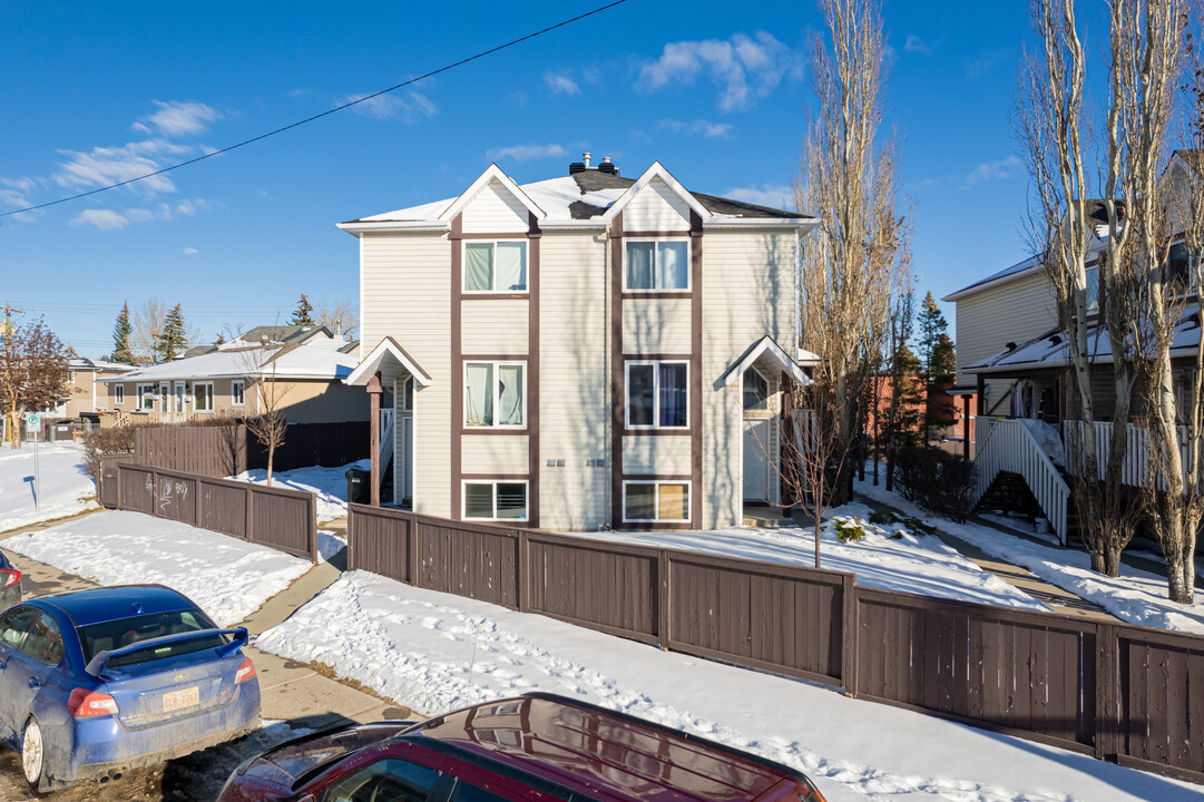 4612 75 St NW in Calgary, AB - Building Photo