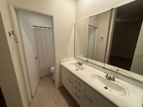 27909 Crown Ct Cir in Santa Clarita, CA - Building Photo - Building Photo