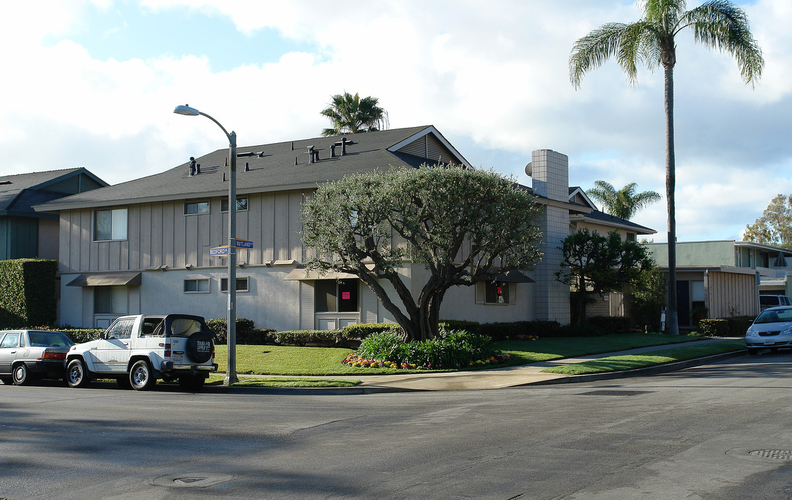 1050 Rutland Rd in Newport Beach, CA - Building Photo