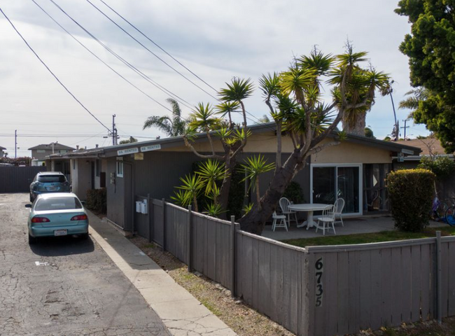 6735 Trigo Rd in Goleta, CA - Building Photo - Building Photo