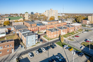 Travers Row Houses in Omaha, NE - Foto de edificio - Building Photo