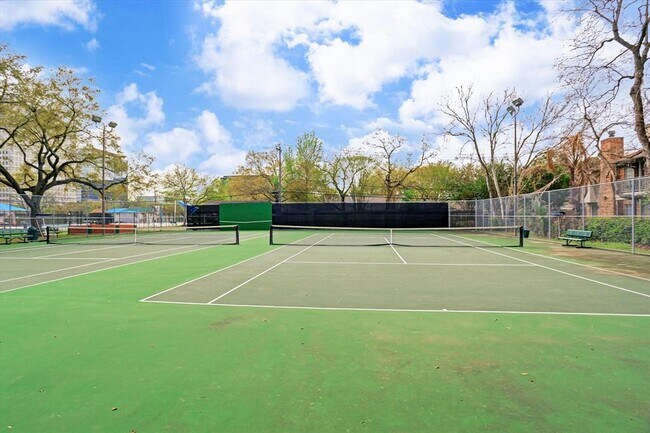 10607 Longmont Dr in Houston, TX - Building Photo - Building Photo