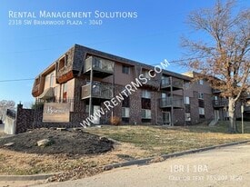2318 SW Briarwood Plaza in Topeka, KS - Building Photo