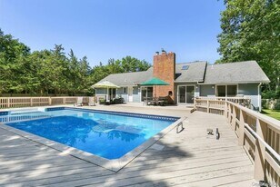 70 Jagger Ln in Westhampton, NY - Building Photo
