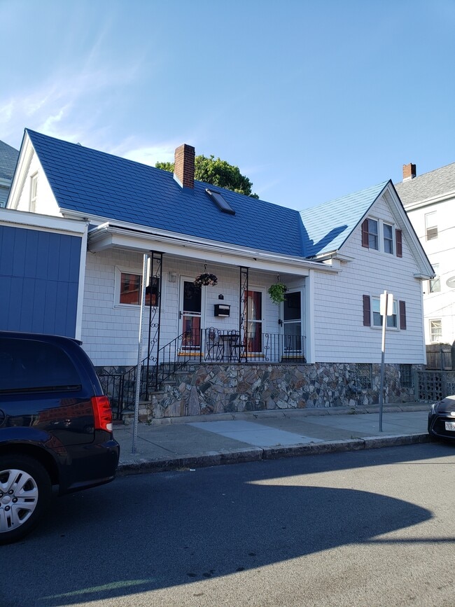 171 Frederick St, Unit Furnished heat electric w in New Bedford, MA - Building Photo - Building Photo