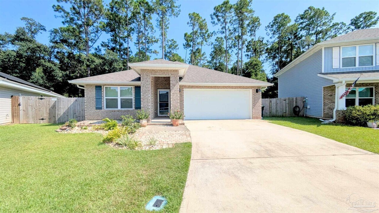 10557 Queens Gate Cir in Pensacola, FL - Building Photo