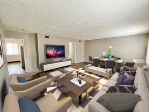 Royal Oaks in Fairview Park, OH - Building Photo - Building Photo