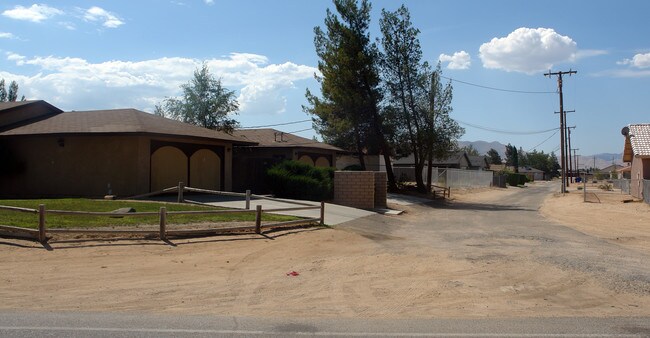 12426 Red Wing Rd in Apple Valley, CA - Foto de edificio - Building Photo