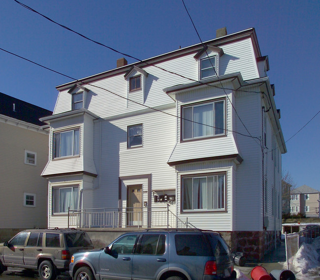 399 4th St in Fall River, MA - Building Photo - Building Photo