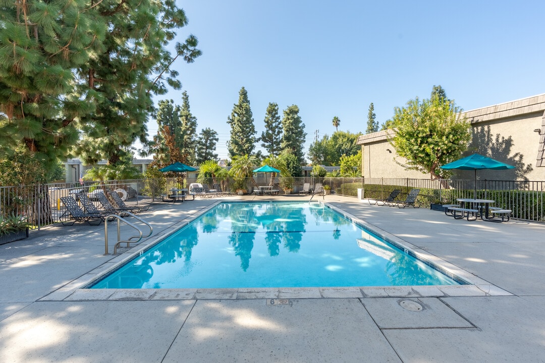 Granada Pueblo Apartments in Riverside, CA - Building Photo