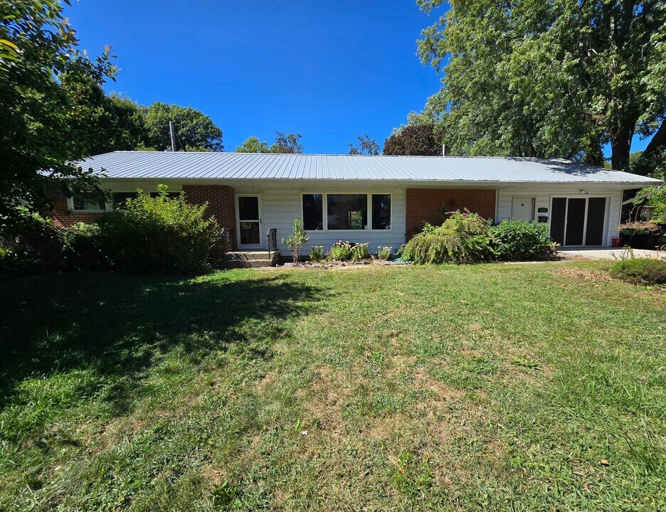 1203 Maplewood Dr in Normal, IL - Foto de edificio