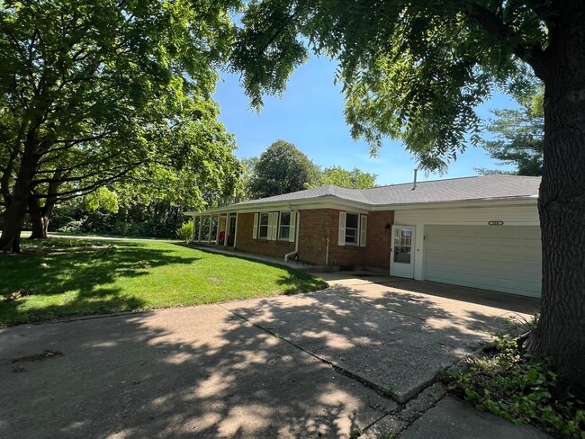 200 Lee St in Mount Prospect, IL - Building Photo - Building Photo