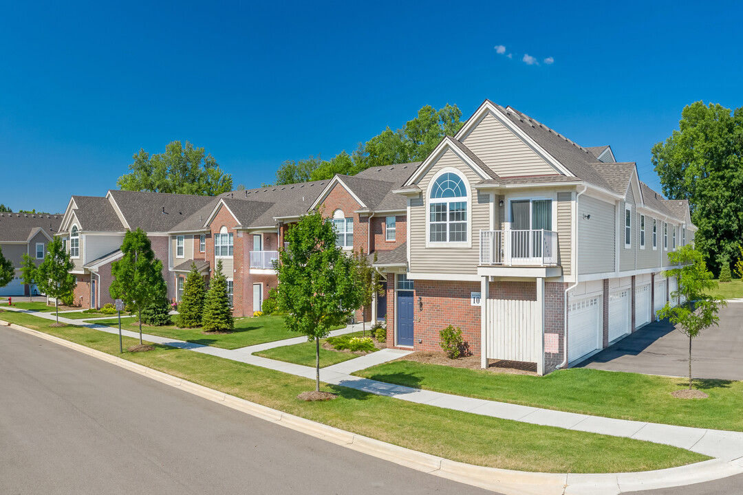 Harvard Place Apartments in Rochester Hills, MI - Foto de edificio