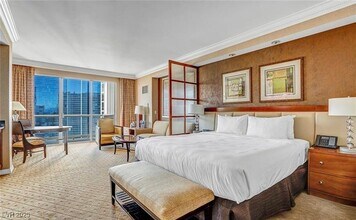 135 E Harmon Ave in Las Vegas, NV - Building Photo - Building Photo