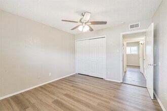 5646 Birchmont Dr in Houston, TX - Building Photo - Building Photo