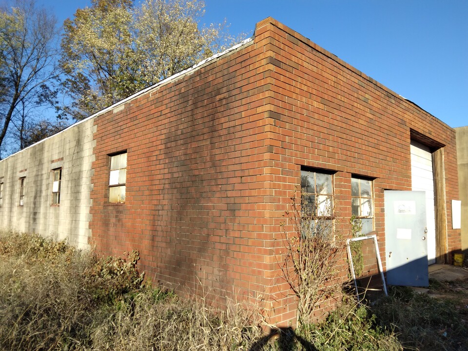 319 E 1st Ave in Roselle, NJ - Building Photo