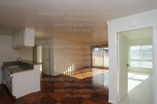 5585 E Pacific Coast Hwy in Long Beach, CA - Foto de edificio - Building Photo