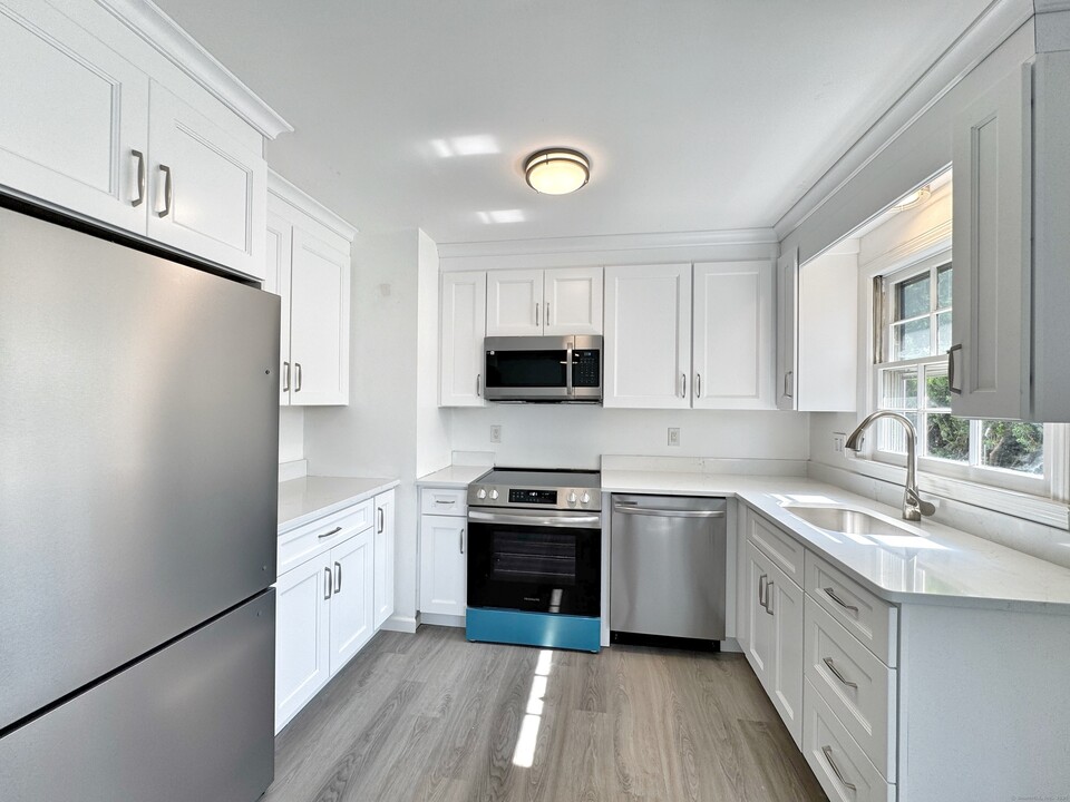 21 Avenue B in Norwalk, CT - Building Photo