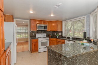 2458 Parkwood Ln in Sugar Land, TX - Building Photo - Building Photo