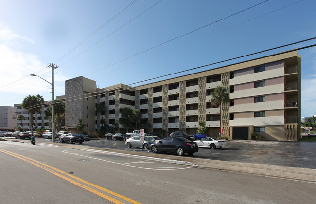 Beacon Towers in Hallandale Beach, FL - Foto de edificio - Building Photo