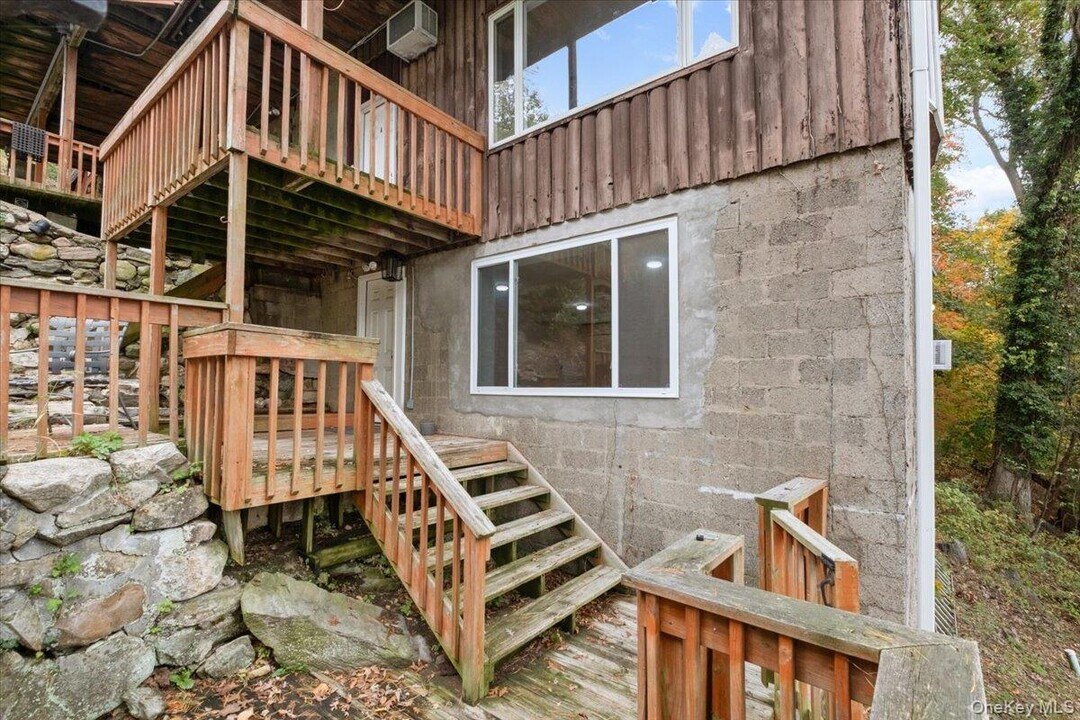 333 Lake Dr in Lake Peekskill, NY - Building Photo