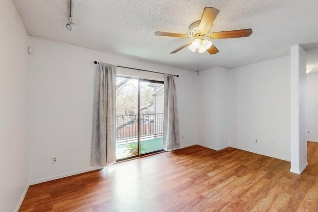 5335 Bent Tree Forest Dr, Unit 297 in Dallas, TX - Foto de edificio - Building Photo