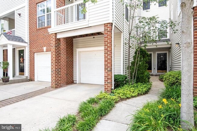 13061 Marcey Creek Rd in Herndon, VA - Building Photo - Building Photo