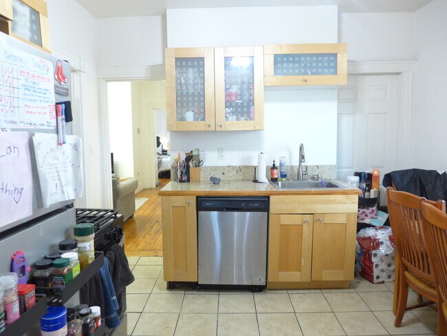 822 Parker St, Unit 1 in Boston, MA - Building Photo - Building Photo