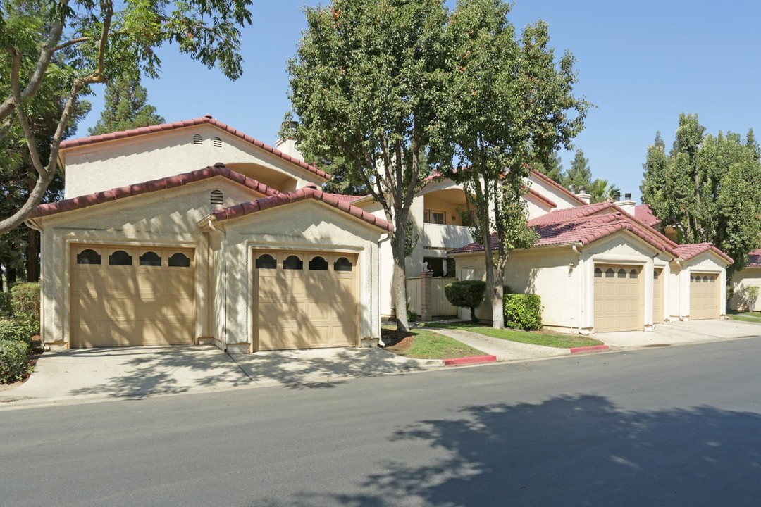 Golden Oak Apartments in Visalia, CA - Building Photo